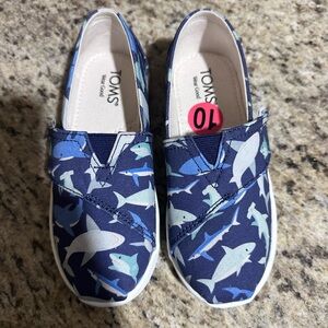 TOMS Kids Blue Shark Print Sneakers